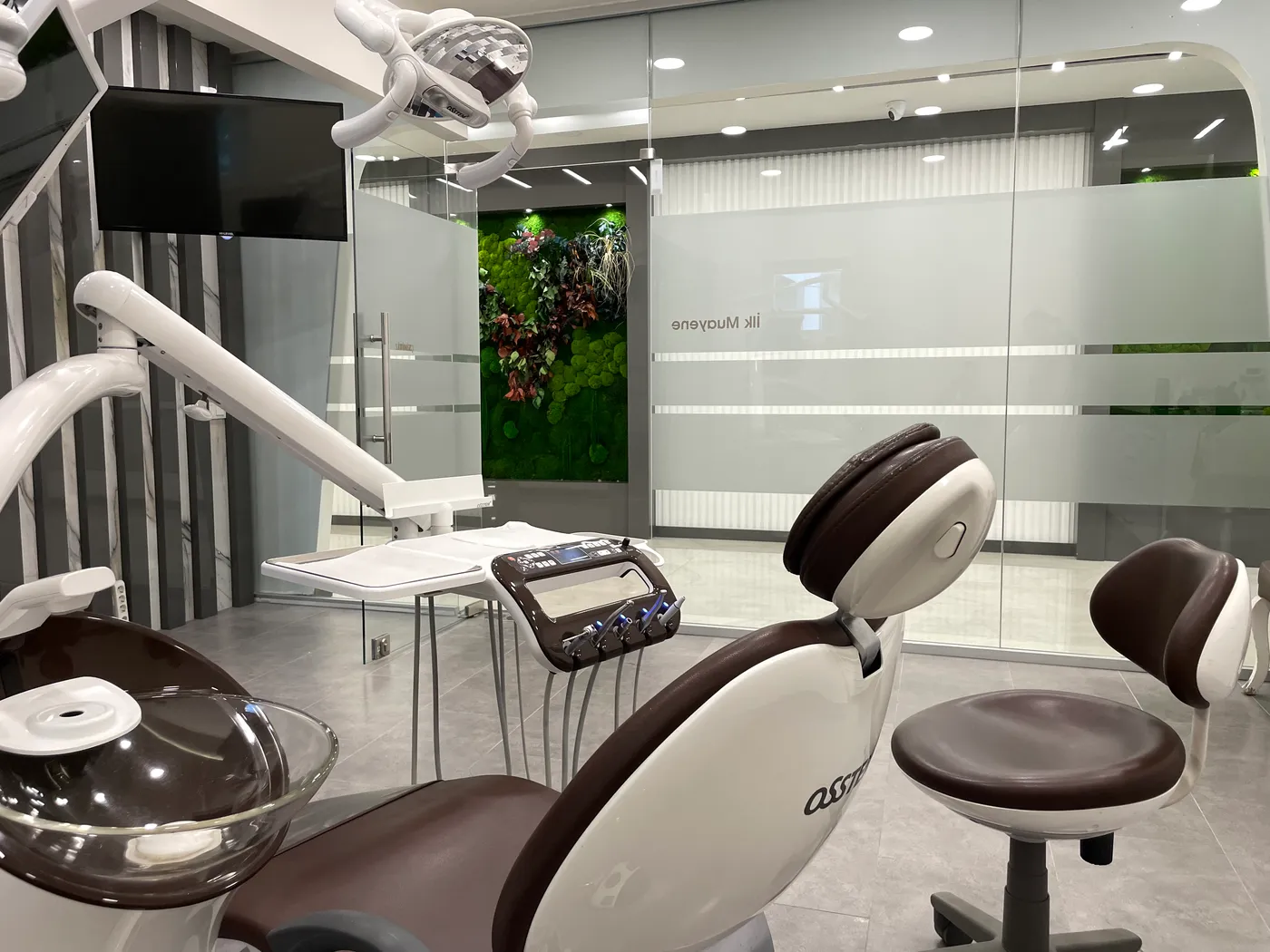 Dent Gebze tedavi odasında implant muayenesi